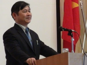 越南代表在研讨会上发表意见